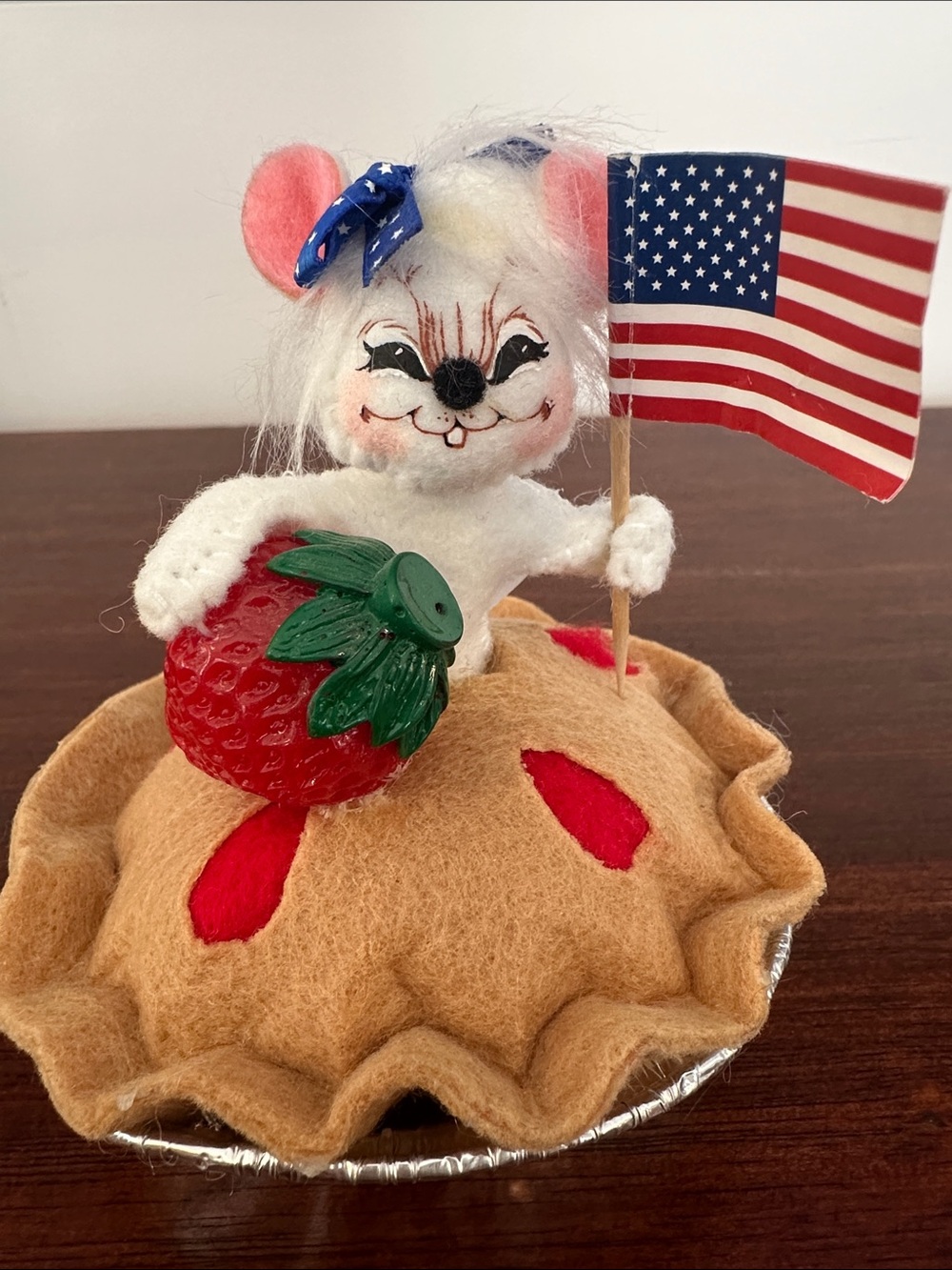 Vintage AnnaLee Americana Mouse on Strawberry Pie Figurine